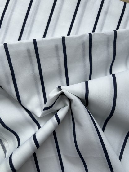 Algodón blanco lineas azules