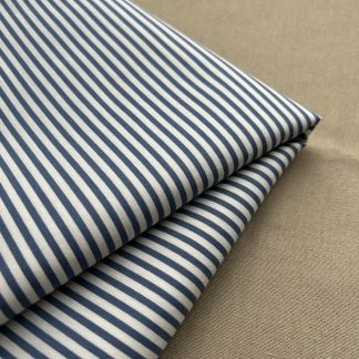 Algodón blanco lineas azul claro