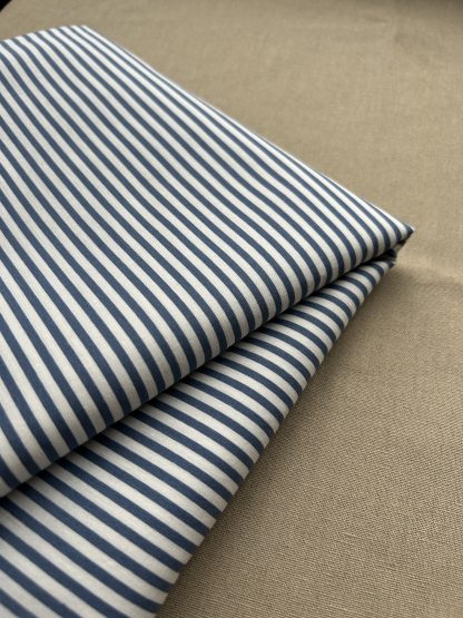 Algodón blanco lineas azul claro